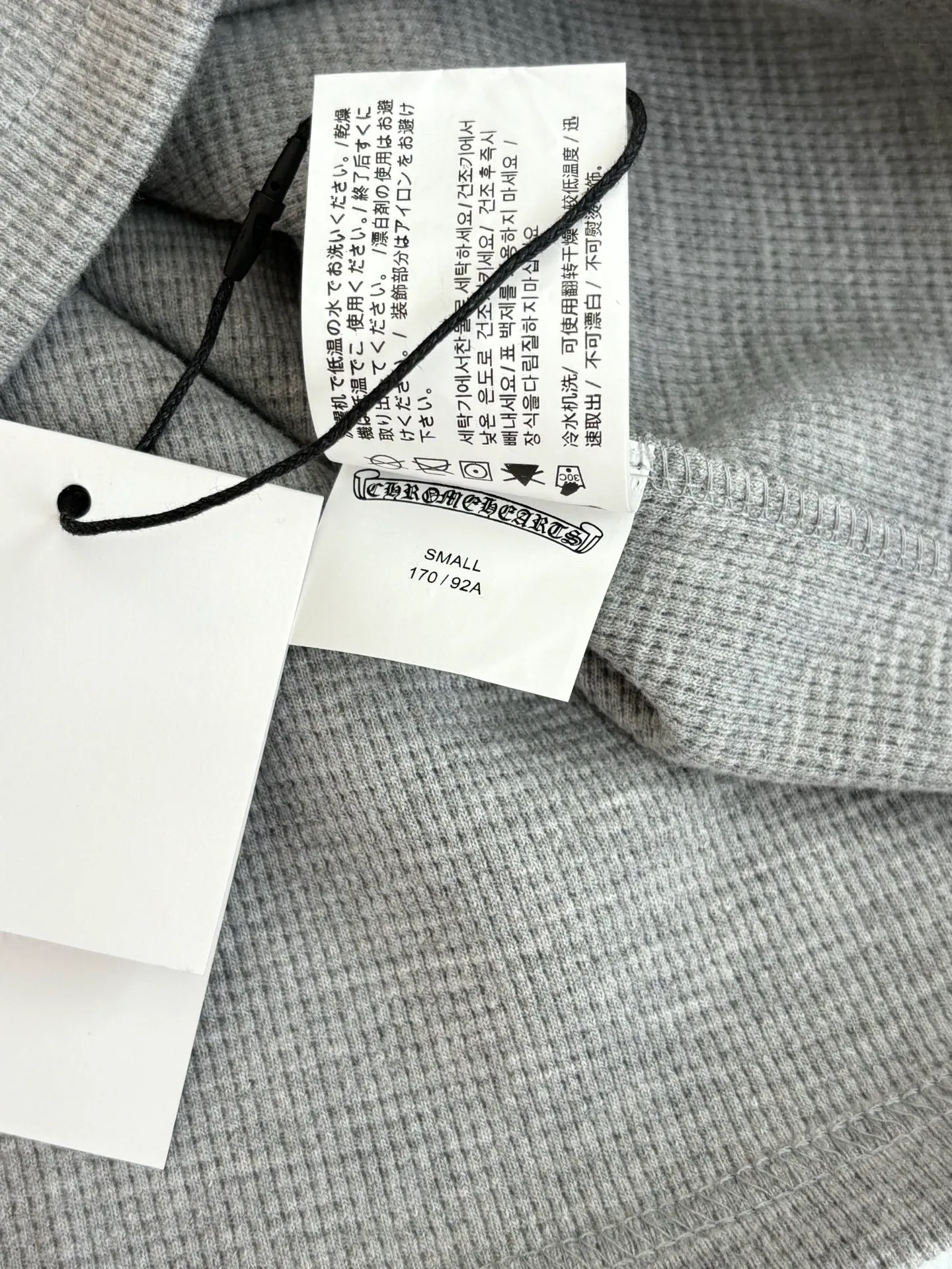 P380 Chrome Heart*/Chrome Heart CH Sanskrit Henry Collar Waffle Sweatshirt. The fabric is made of 350g cotton waffle double-layer material before washing. The embroidery is made of Tajima embroidery machine imported from Japan. The silver buckle is made of antique copper and real silver (the material has reached 300+ quality in the market). The collar leather label is still made of genuine imported lambskin. A lot of effort has been put into the fabric, hardware and craftsmanship. The top quality in the market. The industry benchmark is only owned by a few people. Size: S/M/L